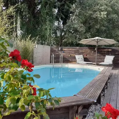 Location saisonnière avec piscine et terrasse au pied du luberon