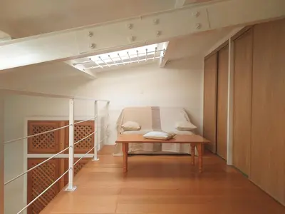 a room with a bench and a bed in it at maison au coeur de Fontaine de Vaucluse, nichée sur le rocher et surplombant la sorgue in Fontaine-de-Vaucluse