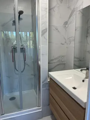 a bathroom with a shower and a sink at Superbe appartement avec balcon et parking in Aix-en-Provence