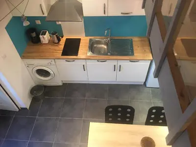 a small kitchen with a sink and a washing machine at 2 pièces et mezzanine dès 2 nuits in Vedène