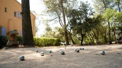 a bunch of balls sitting on the ground near a building at Villa Bois Romay dans le Luberon avec piscine, tennis et pétanque. in La Bastide-des-Jourdans