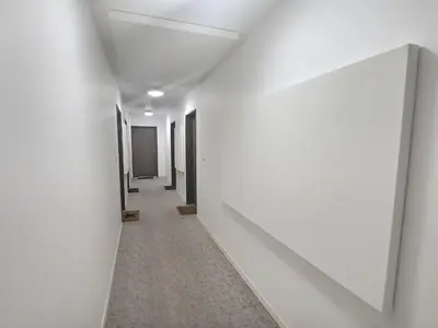 a hallway with white walls and a long corridor at Vaste appartement avec terrasse, parking, proche Parc Expo Avignon in Avignon