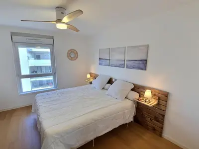 a bedroom with a bed and a ceiling fan at Vaste appartement avec terrasse, parking, proche Parc Expo Avignon in Avignon