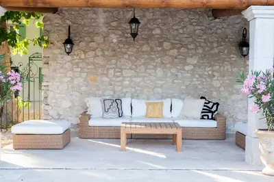 a row of vases with pink flowers in them at La Bastide des Lavandins in Le Thor