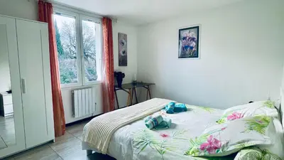a bedroom with a bed and a window at Rendez-vous avec les cigales - gîte 6 personnes 100m2 - piscine privée - Climatisation in Cheval-Blanc