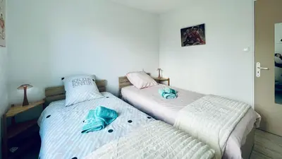 two beds sitting next to each other in a room at Rendez-vous avec les cigales - gîte 6 personnes 100m2 - piscine privée - Climatisation in Cheval-Blanc