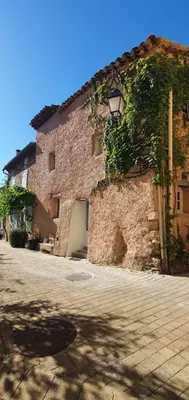 a stone building with a lamp on the side of it at La Carriera, petite maison Provençale sud Ventoux, climatisée in Bédoin