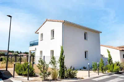 a white house with a fence in front of it at ☆ Blue Provençal Appartement ☆ in Morières-lès-Avignon