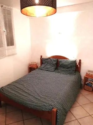 a bedroom with a bed in a room at Appartement indépendant, Hyper-centre pittoresque in Salon-de-Provence