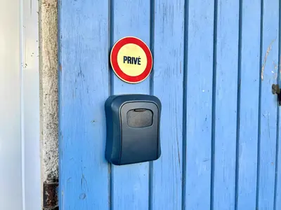 a blue door with a mailbox and a sign on it at Lou Maestoso - Cosy, Campagne, CLIM, 2 personnes in Lançon-Provence