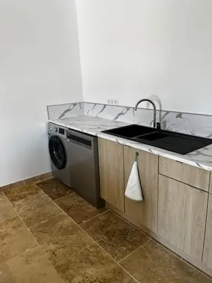 a kitchen with a sink and a washing machine at Magnifique maisonnette Dépendance avec Piscine in Châteaurenard