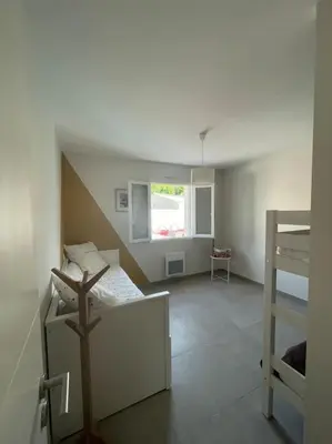 a room with two bunk beds and a window at Magnifique villa avec piscine extérieure in Alleins