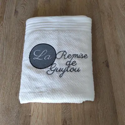 a napkin with the words neenna de burbury on it at La Remise de Guytou et Spa in Cheval-Blanc