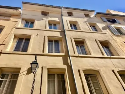 a building with a street light in front of it at Petit cocoon Aixois in Aix-en-Provence