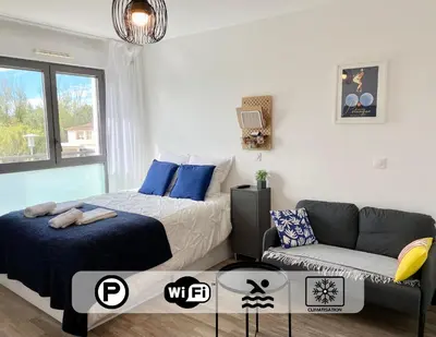 a bedroom with a bed and a couch at Ma place au sud 1 in Éguilles