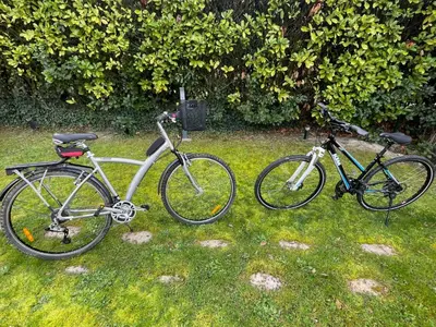two bikes parked next to each other in the grass at Les Hauts d'Eyragues gite Rêverie Meublé classé 4 étoiles in Eyragues