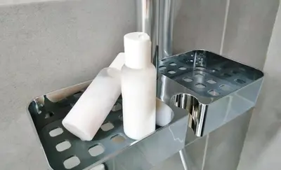 a metal holder with toilet paper in a bathroom at Joli studio au calme, centre historique de Pertuis in Pertuis