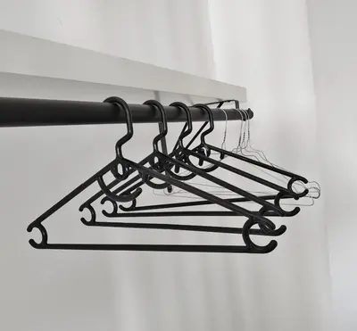 a black towel rack hanging from a ceiling at Joli studio au calme, centre historique de Pertuis in Pertuis