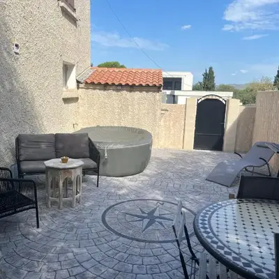 Charmant logement avec un extérieur et un jacuzzi