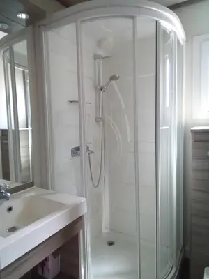 a bathroom with a shower and a sink at Mes deux Gîtes de l'Ocre in Villars
