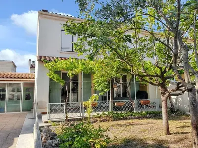 a white house with a tree in front of it at Maison charmante à Monteux avec jardin et équipements complets in Monteux