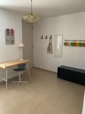 a room with a desk and a table and a chair at Au cœur de l’Isle sur sorgue in LʼIsle-sur-la-Sorgue
