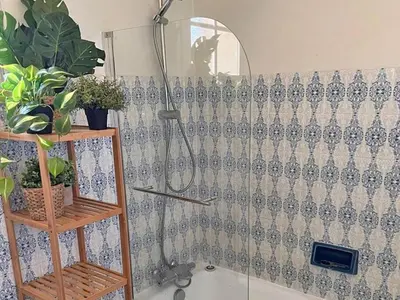 a shower with a shower curtain in a bathroom at Villa Cantirane in Saint-Pierre-de-Vassols