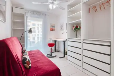 a bedroom with a red bed and a desk at Le Fonction, meublé 4 étoiles, avec parking boxé in Aix-en-Provence