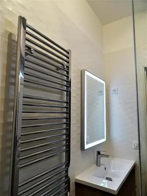 a bathroom with a sink and a mirror at BLUE FOUNTAIN Luxueux Studio Aix Centre Historique -WIFI-SMART TV- in Aix-en-Provence