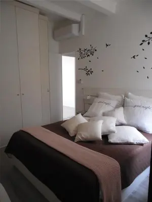 a bathroom with a sink and a washing machine at COSY PLACE Aix-en-Provence, centre historique, WIFI Fibre Optique gratuit in Aix-en-Provence