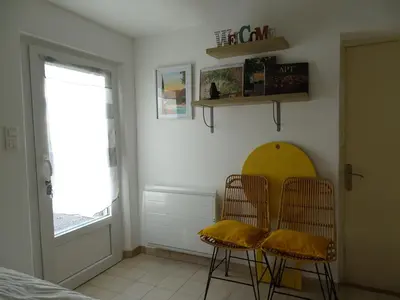 two chairs in a room with a bed and a window at Chambre indépendante in Apt