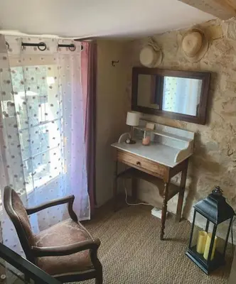 a room with a desk and a mirror and a chair at Maisonnette atypique cadarache-iter in Saint-Paul-lez-Durance