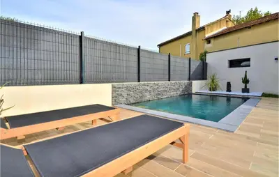 a backyard with a swimming pool and a fence at 3 Bedroom Amazing Home In Montfavet in Montfavet