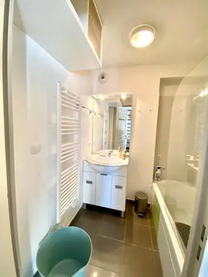 a bathroom with a sink and a tub and a toilet at Maison de vacances au calme 4 personnes residence avec piscine in Aubignan