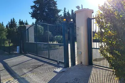a black gate with at maison village vacances demeures du Ventoux in Aubignan