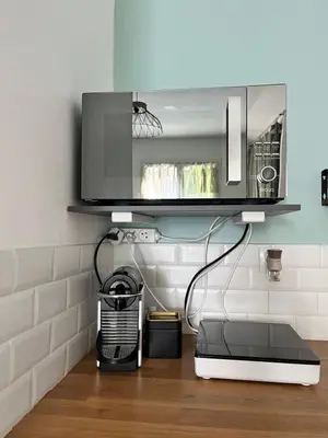 a kitchen with a microwave and a toaster oven at Aix-en-Provence, Charmant studio proche toutes comodités et axes routiers, linges fournis in Aix-en-Provence