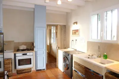 a kitchen with a sink and a washing machine at Maison de 6 chambres avec piscine privée, jardin aménagé et wifi à Pernes-les-Fontaines in Pernes-les-Fontaines