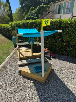 a beach chair with a sign on top of books at Gîte Le Tramontane Meublé de tourisme 4 étoiles Le Moulin de Prédelles in Reillanne