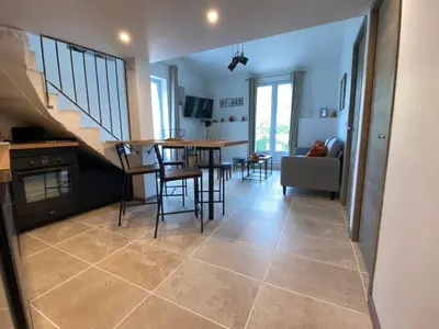 a kitchen and living room with a table and chairs at Gîte Le Tramontane Meublé de tourisme 4 étoiles Le Moulin de Prédelles in Reillanne