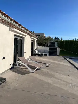 a pair of lounge chairs sitting on a patio at Villa Design in Bédoin