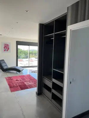 a room with a closet with a chair in it at Villa Design in Bédoin