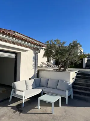 a couch and a coffee table in front of a building at Villa Design in Bédoin