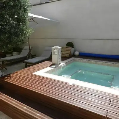 Le Maset des Aires avec vue sur le Luberon et son jacuzzi extérieur disponible de juin à mi-septembre