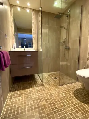 a bathroom with a shower and a sink and a toilet at Gîte Le Nathalie Meublé de tourisme 4 étoiles Le Moulin de Prédelles in Reillanne