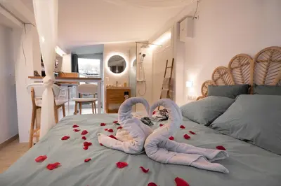 a couple of people made out of towels on a bed at Lovina chambre de charme avec jacuzzi in Velaux