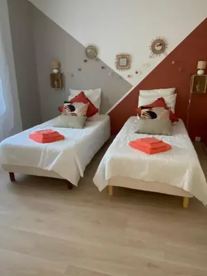 two beds in a room with a attic at Chambre d'hôtes Zephyr Libeccio Le Moulin de Prédelles in Reillanne