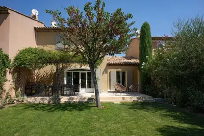 a house with a tree in the yard at Maison Cocoon Lourmarin 6 personnes in Lourmarin