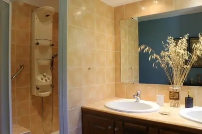 a bathroom with two sinks and a shower at Les Chambres de Fanny in Cabrières-dʼAigues