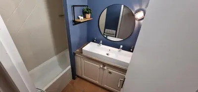 a bathroom with a sink and a mirror at Appartement climatisé sur golf de L'Isle-Sur-La-Sorgue in Saumane-de-Vaucluse