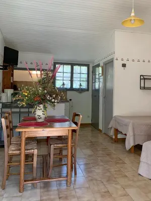 a kitchen and dining room with a table and chairs at Gîte La loge 142 route de CARPENTRAS 84210 VENASQUE in Venasque